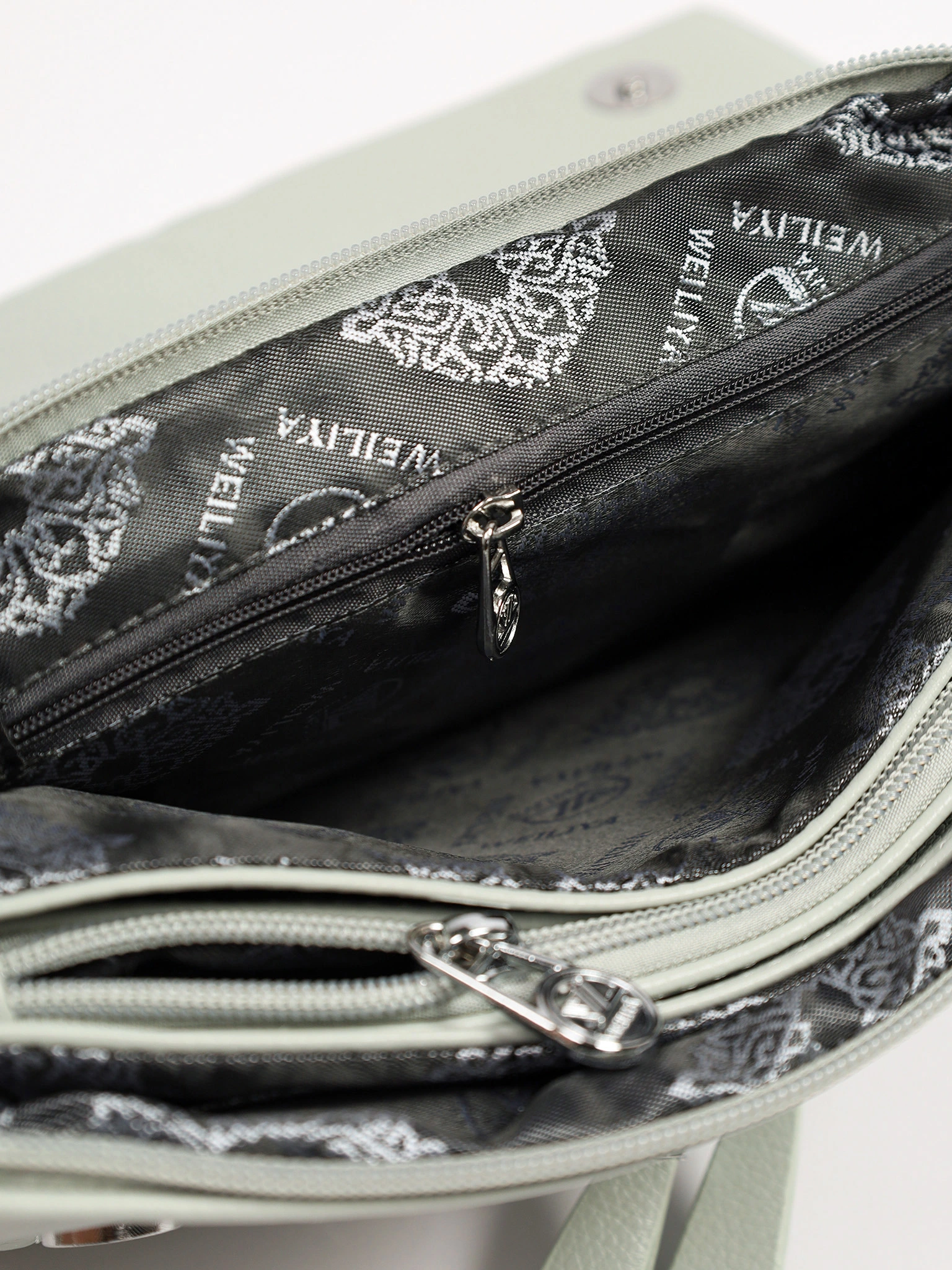 Сумка-кроссбоди со съемной ручкой и декоративными пуллерами в ассортименте